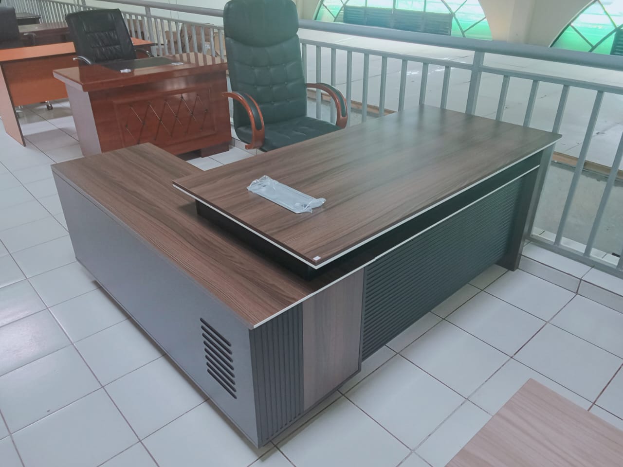 Modern Executive Office Desk (2M) - Enkaji Households
